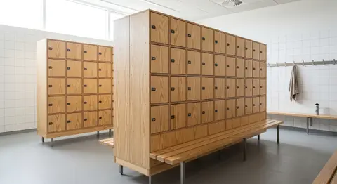 Lockerbank til omklædning i klar olie
