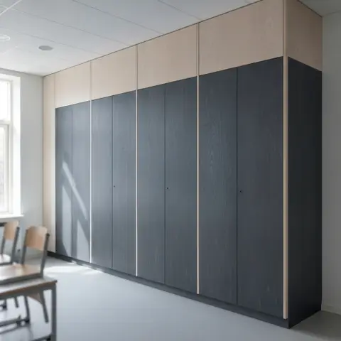 Højskab med bejdsede krydsfinerlåger i charcoal