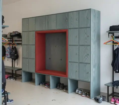 Garderobeskab med aflåselige låger i blå