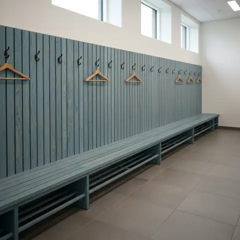 Omklædningsbænk med integreret knagerække i blå