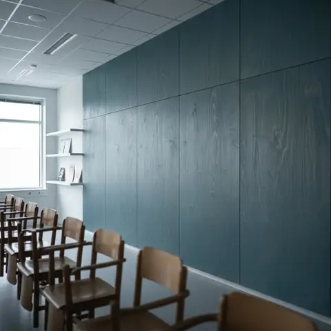 Vægbeklædning i krydsfiner i blå