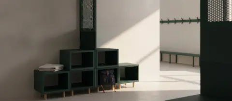 Omklædningsmøbel med gitterskærm i verde pino