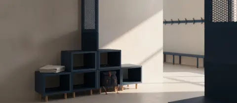 Omklædningsmøbel med gitterskærm i blu berta