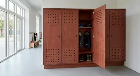 Lockerskab med ventilerede låger i rødbrun