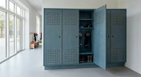 Lockerskab med ventilerede låger i blå