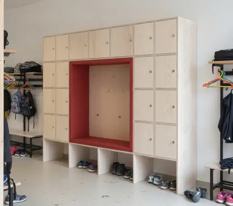 Garderobeskab med aflåselige låger i cotton white