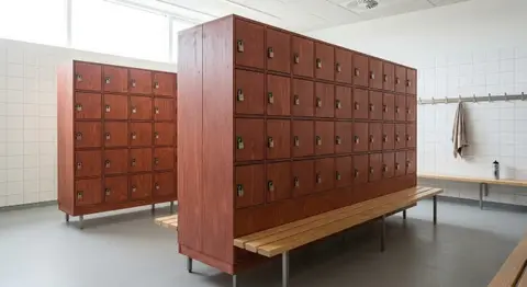 Lockerbank til omklædning i rødbrun