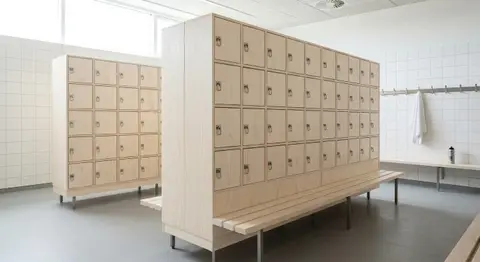 Lockerbank til omklædning i cotton white