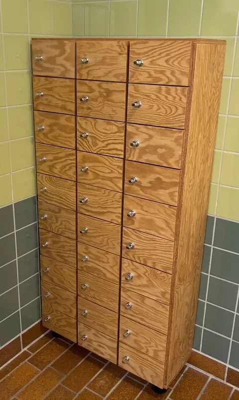 Mobil-lockers i krydsfiner i cocoa