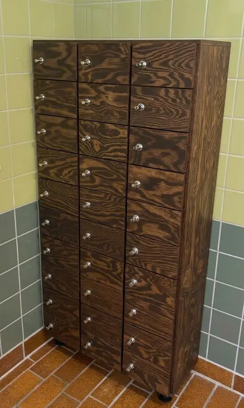 Mobil-lockers i krydsfiner i dark roast