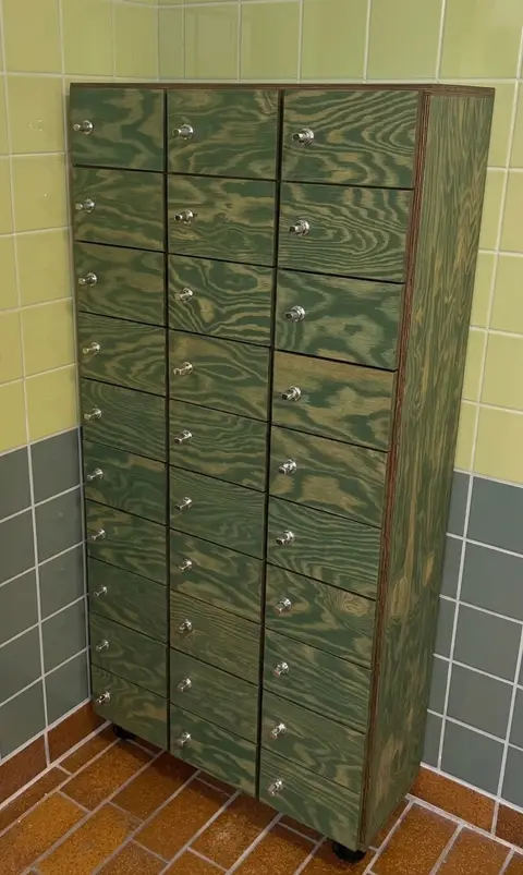 Mobil-lockers i krydsfiner i fern