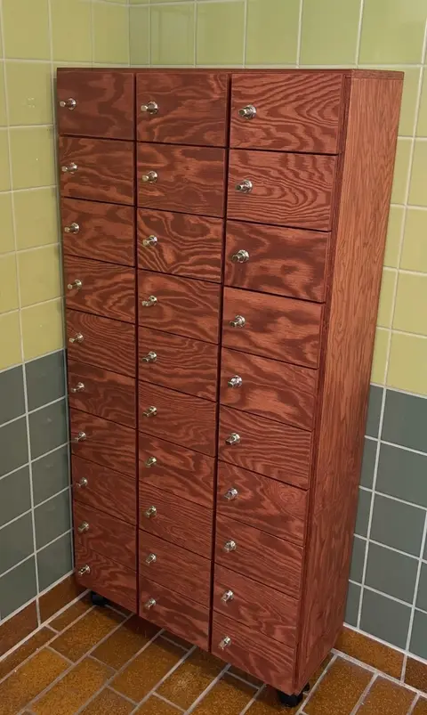Mobil-lockers i krydsfiner i rødbrun